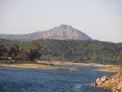 provocou o levantamento da Superfície de Castelo Branco relativamente à Superfície do Alto Alentejo.