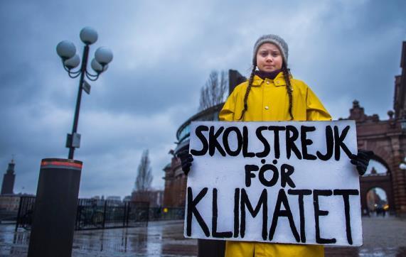 Greta Thunberg, a adolescente sueca que está sacudindo a luta ambiental A adolescente falta às aulas todas as sextas-feiras, desde agosto do ano passado, e se senta em frente ao Parlamento sueco, em