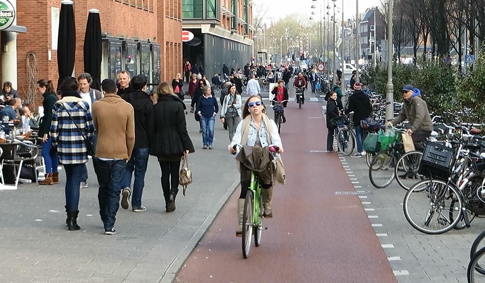 Exemplo de Amsterdão (foto da web) em que se distingue pavimentos dedicados ao peão e ao ciclista, através de ligeira diferença de cota e de contraste cromático. 2.
