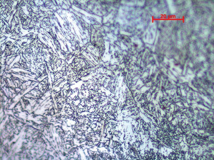 83 A figura 41 mostra a micrografia da ZAC em sua RCG. Podemos evidenciar : (a) Bainita em forma de penas, (b) possível Bainita Acicular; (c) Ferrita poligonal, (d) Ferrita de Widmanstätten.