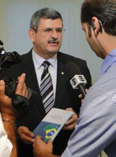 Durante entrevista, o presidente do CRC- -PE também apresentou o livro Partidas Dobradas Eleições 2012 Contabilidade Necessária.