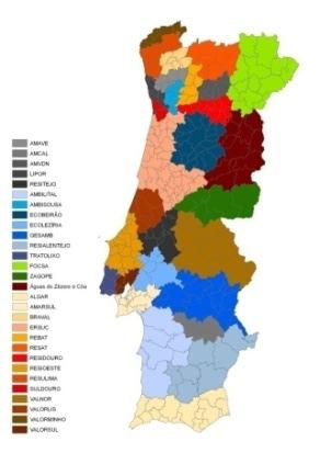 Serviços de águas e resíduos Características do sector: Elevado número de entidades gestoras destes serviços ( 500) Grande diversidade em dimensão e capacidades técnica e financeira dessas entidades