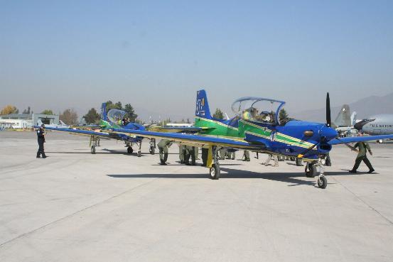Para apoiar à esquadrilha da Fumaça, a FAB enviou também um C-130H, pintado em um esquema de verde e cinza.