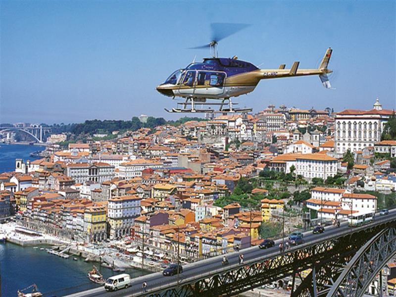 Viagem de Helicóptero Durante o voo, desde os céus da cidade Invicta, espera-lhe uma experiência inesquecível.