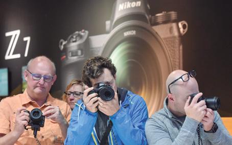 Visitantes no estande da Nikon testando as novas mirrorless Z6 e Z7 e um dos pavilhões do complexo Köln Messe.