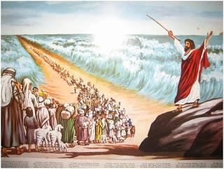 [...] E o senhor disse a Moisés: - Dize a teu povo que marche. E tu estenderás a tua mão sobre o mar e o dividirás, para que teu povo caminhe seco pelo maio do mar. [.
