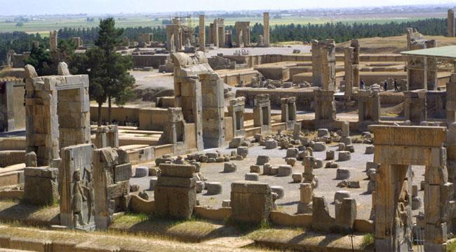 Administração do Império PERSAS Reinado de Dário I (512-485 a.c.) Características: - Não havia capital única: Pasárgada, Persépolis, Ecbátana, Susa e Babilônia eram as cidades que rei se estabelecia.