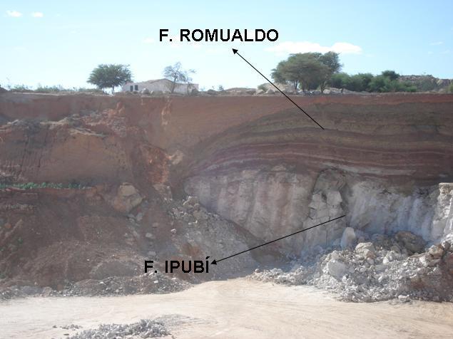 24 Figura 2.14 - Depósitos da Formação Romualdo em pedreiras nos arredores de Araripina, parte oeste da Bacia do Araripe. 2.2.9 Formação Arajara Esta entidade geológica foi nomeada por Ponte & Appi