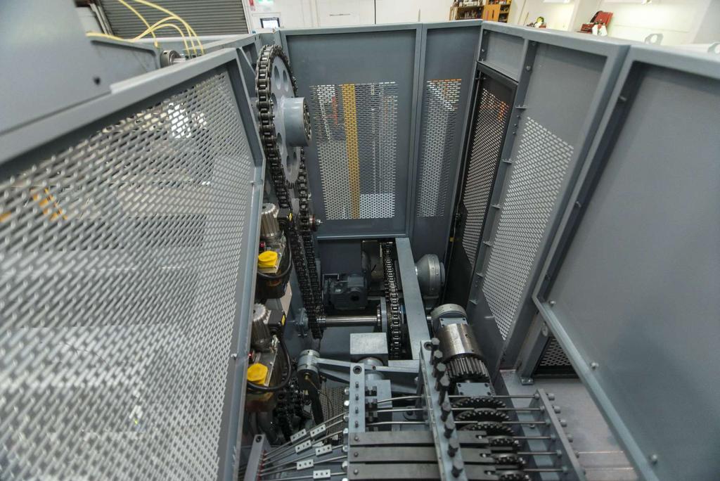 Especificações da Máquina Velocidade Máxima Máquina 130 ciclos por minuto Sistema Dupla Rede Sim, disponivel a pedido Sistema Accionamento Controlado Siemens Servo Drives Sistemas Detecção Falhas