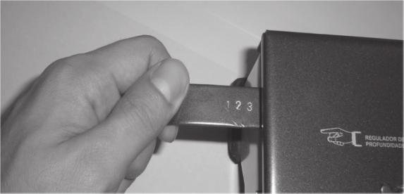 Espiramatic Encadernadora Compacta A3 Lassane Ajuste de Profundidade: O guia de ajuste de profundidade permite a encadernação de um número de folhas de
