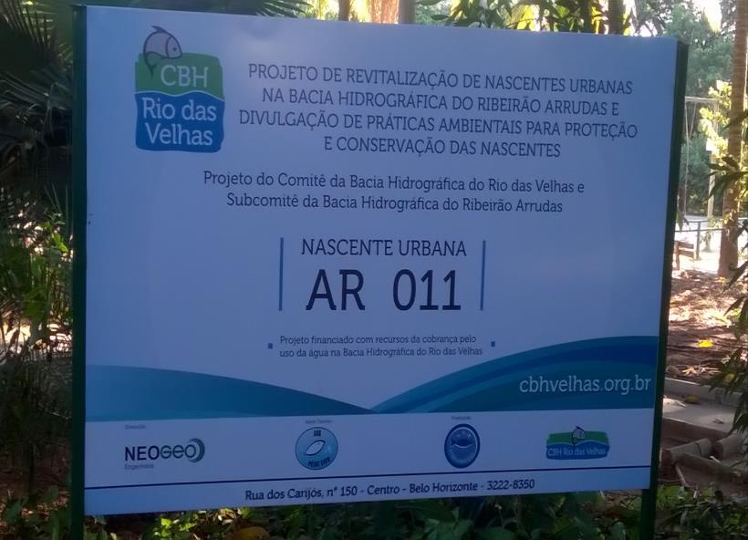 Figura 32 - Placa informativa de nascente urbana que recebeu intervenções de conservação. FONTE: Acervo CBH Rio das Velhas, 2016.