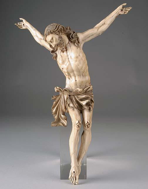 125 CRISTO CRUCIFICADO, Lusíada, escultura em marfim parcialmente pintado e dourado,