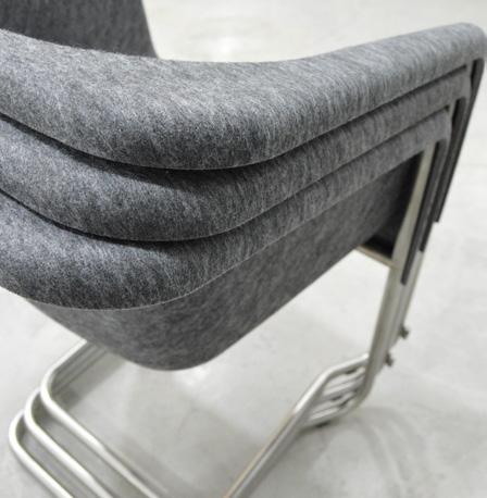 APILABLE Y MOVILIDAD La forma de la estructura en acero inoxidable da a la silla flexibilidad y confort extra, permitiendo que la misma sea apilable.