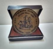 1. Medalha em latão com inscrição da 1ª Semana Açoriana, de 20 a 28 de abril de