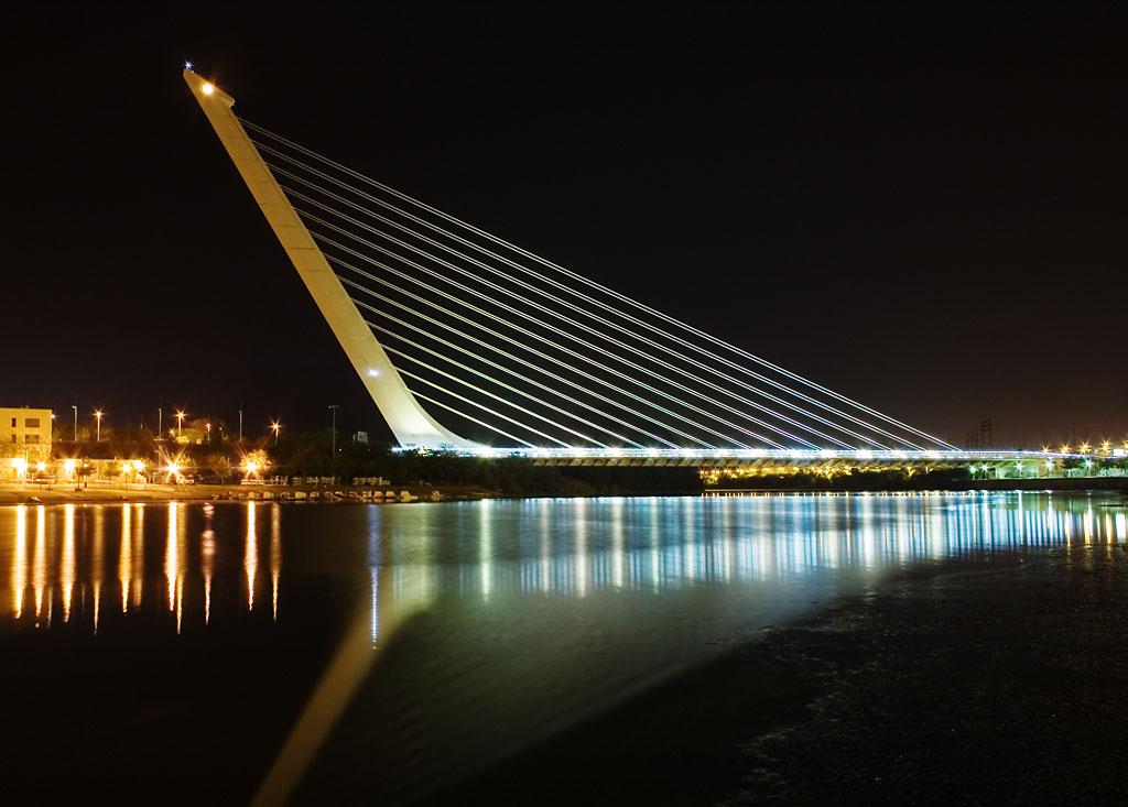 [INTRODUÇÃO] O exercício propunha um estudo da ponte Alamillo, obra do arquiteto Santiago Calatrava