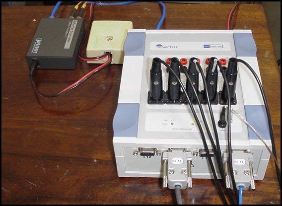 34 Figura 2- Módulo de Aquisição de Sinais (MAS) modelo EMG 1000 da Lynx. Quinze condicionadores de sinais, sendo 6 passivos, 5 ativos e 4 para instrumentação.