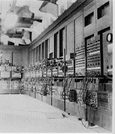 ENIAC Início dos anos 40 Universidade da Pennsylvania 18000 válvulas e 1500 relés Electronic Numerical Integrator And Calculator. 5000 adições por segundo ou 357 multiplicações por segundo.