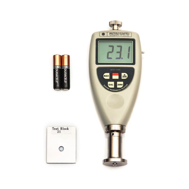 Atende as normas: DIN 53505, ASTM D2240, ISO 868, ISO 7619, JIS K7215. Permite utilização tanto em laboratório quanto em chão de fábrica.