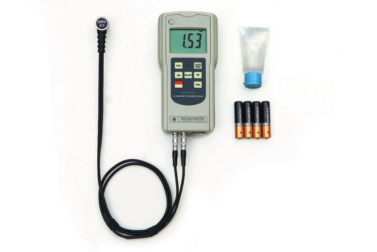 Possibilidade de descobrir a velocidade de som em função de uma amostra com espessura conhecida Indicador no display de acoplamento correto Função de calibração com padrão de 5mm acoplado ao medidor