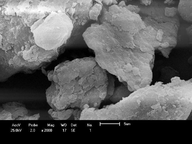9 Microscopia Eletrônica de Varredura (MEV) As micrografias da argila verde dura natural estão mostradas na FIGURA 27, para um aumento de 500X e 2000X, onde pode ser observada distribuição