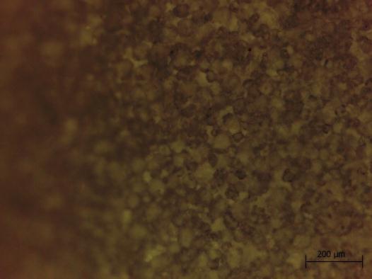 É possível observar na FIGURA 32(a) uma imagem bem clara mostrando a distribuição dos grãos do polímero.