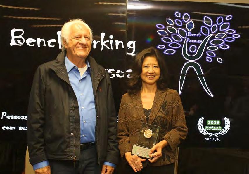 2016 Benchmarking Pessoas Rolando Boldrin recebe troféu das mãos da Desembargadora Federal, Dra Consuelo Yoshida Benchmarking Pessoas 2016 prestou homenagem a quem faz o Brasil sentir orgulho de suas