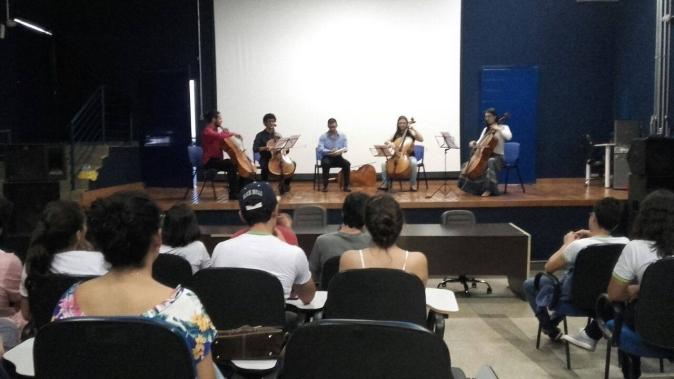 apenas uma quinta-feira por mês, alternando entre UFU e IFTM.