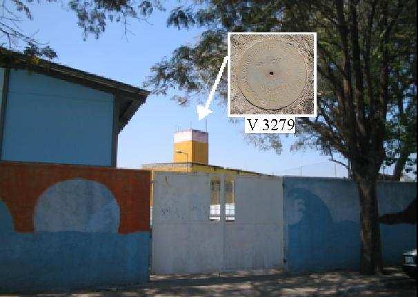 119 O vértice V3279 do SCM, localizado na escola EEPG Professor Vicente Melro em Guarulhos (figura 39), foi renomeado para VB2054. Figura 39 Vista e detalhe do Vértice 3279 6.1.5 Processamento e