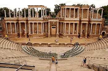 Teatro romano Frente do cenário do teatro romano de Mérida, Espanha. IMPÉRIO BIZANTINO A) Conceito Trata-se do Império Romano Oriental que se manteve unido após a queda do Império Romano Ocidental.