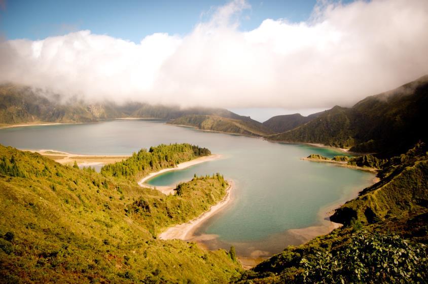 4 Furnas to Fenais da Luz 5 Fenais da Luz to Ponta Delgada 60 km + 1200 m Hotel Pedras do Mar 75 km + 1700 m Casa Hintze Ribeiro ou Azor Hotel Os pés nos pedais e o mar no horizonte.