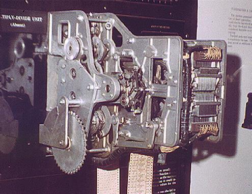 Primeiro computador eletromecânico 1944 Harvard Mark I Usado no cálculo de tabelas matemáticas e