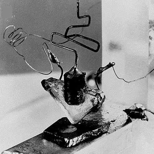 A revolução: o transistor 1947 Tecnologia de semicondutores Permitiu a substituição das válvulas Menor