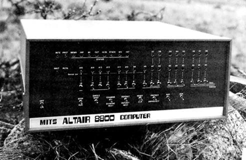 Primeiro computador pessoal 1975 ALTAIR Preço: $375 Memória: 256 bytes PCs