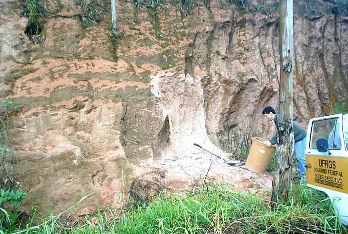 34 A jazida de onde é extraído o solo está localizada no município de São Leopoldo, região metropolitana de Porto Alegre, Rio Grande do Sul. A figura 11 mostra a jazida e o aspecto deste solo.