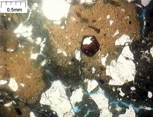 86 5.5.1. Microscopia Ótica Foram preparadas duas lâminas delgadas de solo pelo instituto de Geociências da UFRJ, a partir do material indeformado.
