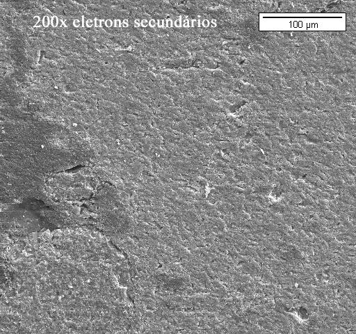 89 caracterizam a estrutura interior dos micro-agregados e os macroporos constituem os vazios entre os micro-agregados (De Carvalho & Leroueil, 2004).