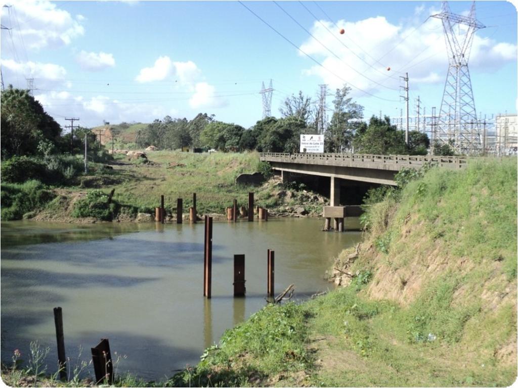 Ponte sobre o Rio Capivari de Baixo Obras paralisadas, por muito tempo, da futura ponte no sentido