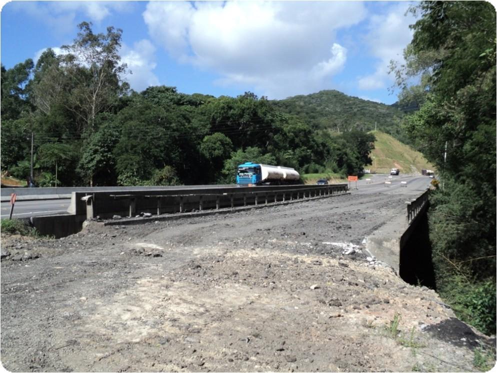 Alargamento e reforço da ponte sobre o Rio Cova Triste Esta ponte está situada na