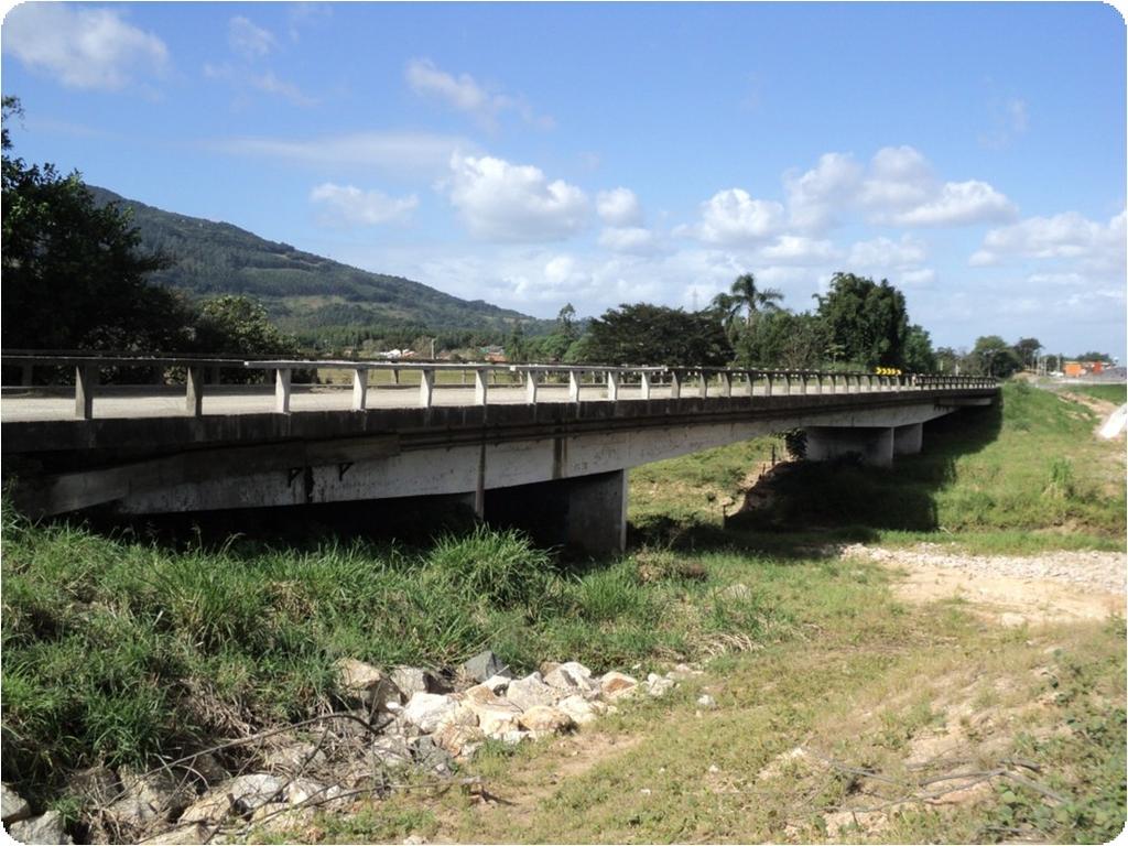 Alargamento e reforço da ponte sobre o Rio da Penha Pista sul/norte.