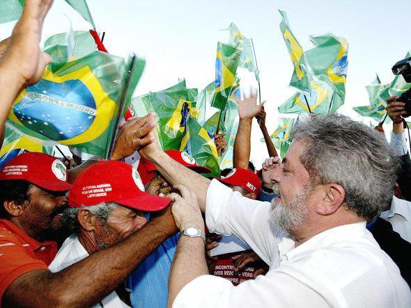 O Governo Lula caracterizou-se pela baixa inflação, que ficou controlada, redução do desemprego e constantes recordes da balança comercial.