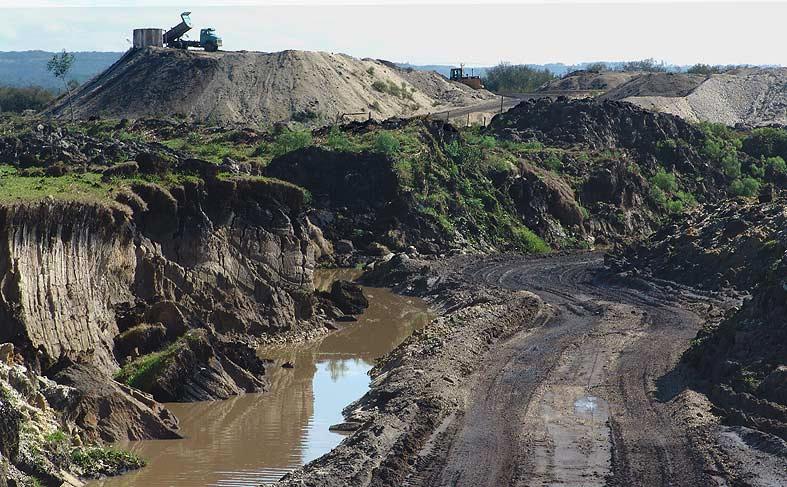 Produção de areia e argila em cavas