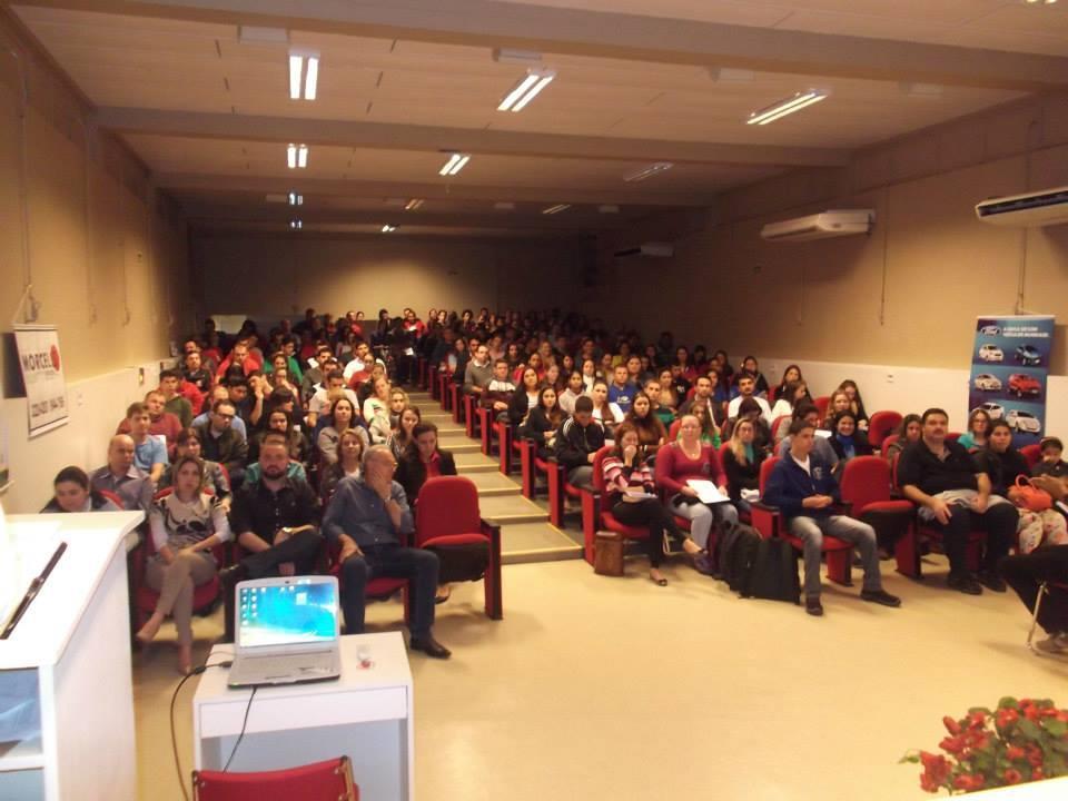 Com a participação de 199 estudantes inscritos, o evento contou com a presença de palestrantes de várias regiões do Estado e também do Paraná.