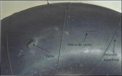 Figura 5 - Visão geral da câmera do trem principal esquerdo, com a presença de cortes e marca de desgaste. Figura 6 - Visão mais aproximada da marca do corte que causou a perda de pressão.