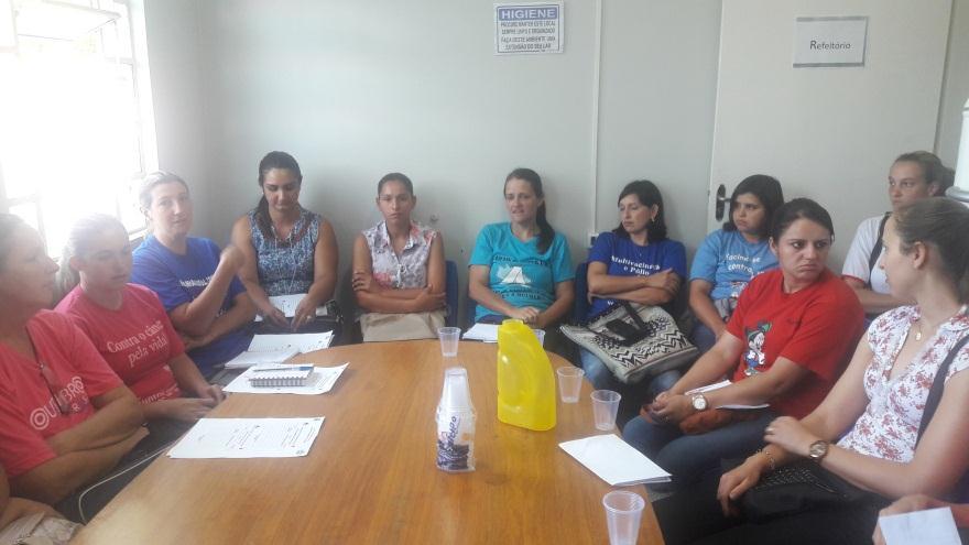 Segunda reunião com as ACS Roda de conversa com as ACS, aproveitamos para entregar material permanente,