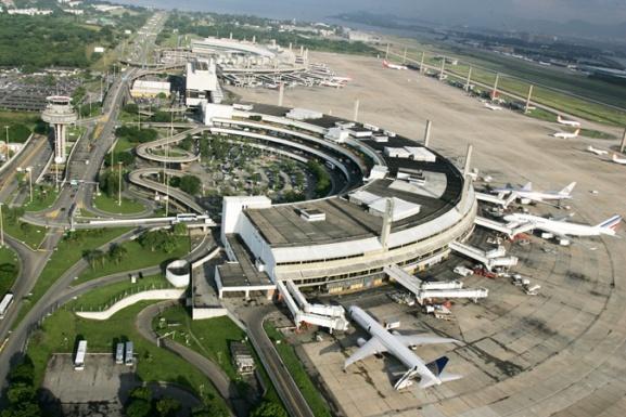 participação igual ou maior que 25% no consório e ter experiência em operação de aeroporto com movimentação de pelo menos 22 milhões de passageiros/ano (Galeão) e 12 milhões (Confins).