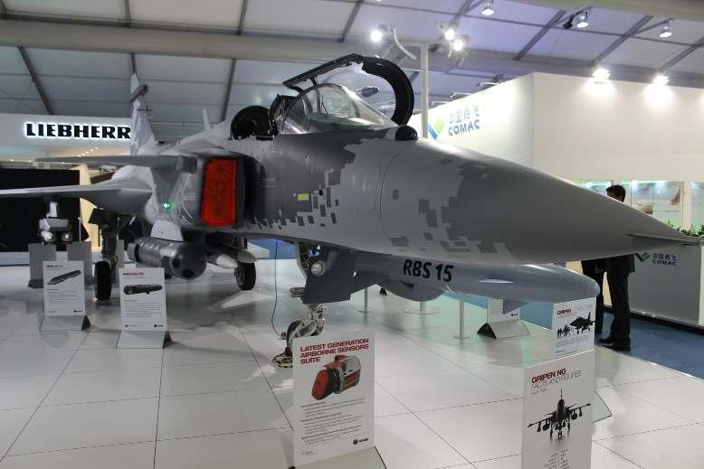 A Saab exibiu o Mock-up do Gripen E, já com as características que deverão ter os aviões de produção, inclusive o radar com antena Aesa Raven ES-05, cuja versão