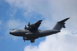 A Airbus apresentou em voo seu cargueiro A-400M e exibiu um C-295 com winglets e outro da versão de patrulha