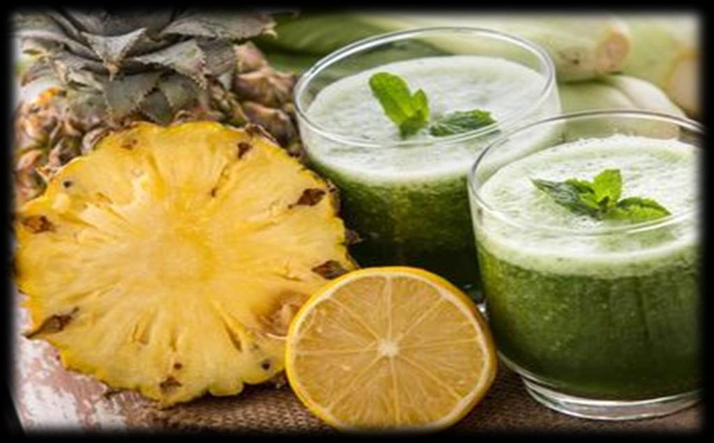 2. Suco Detox Energético 4 ameixas pretas sem caroço. 1 fatia de abacaxi. 1 polpa de acerola. ½ copo de água de coco.