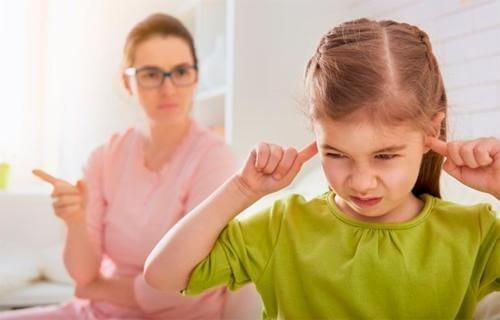 4. Não diga frases negativas Dizer coisas negativas para as crianças afeta sua autoestima e, no futuro, afetará seu comportamento.