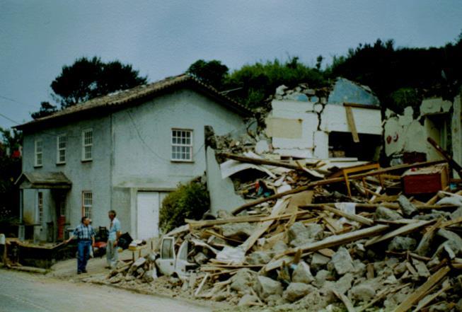 Figura 1 Diferença entre danos causados após um sismo entre um edifício reforçado sismicamente e outro não (SPES, 2012) Um entrave na boa execução das intervenções de reabilitação sísmica prende-se